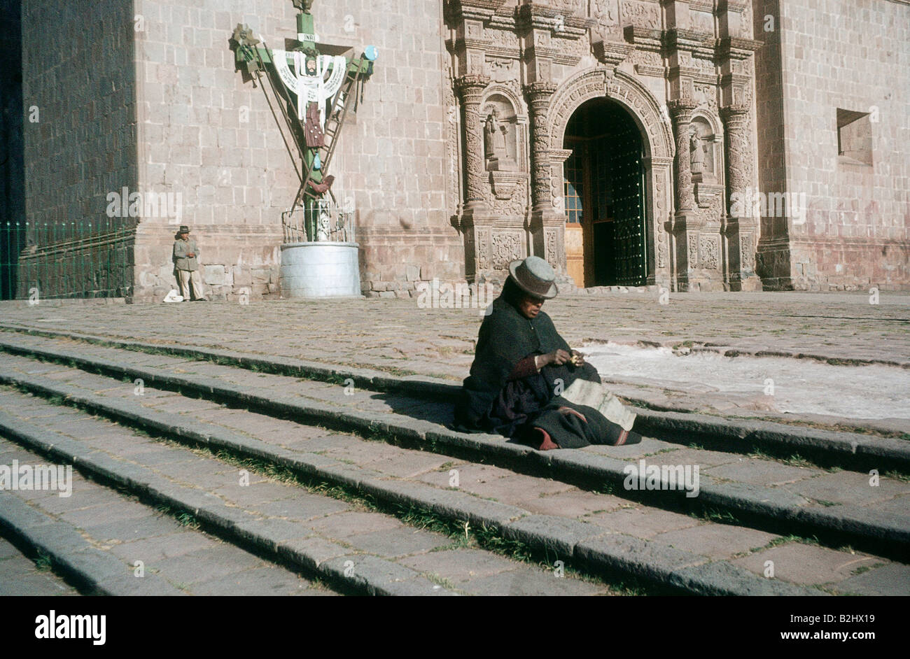 Geographie/Reise, Peru, Puno, Straßenszenen, Frau vor der Kathedrale, 1964, Stockfoto