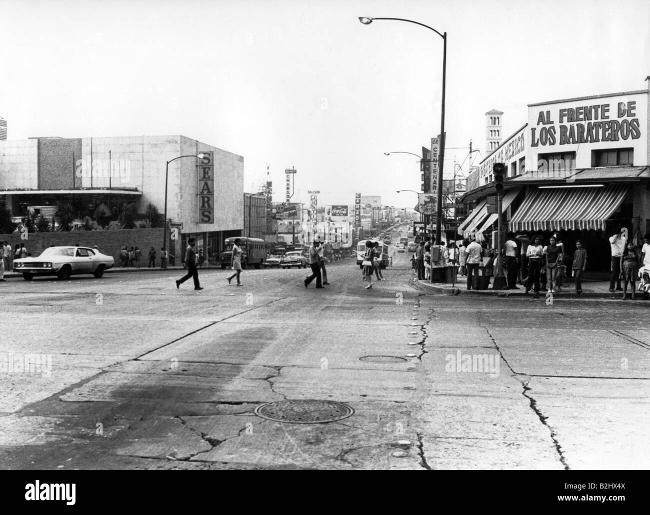 Geographie/Reise, Mexiko, Monterrey, Straßenszenen, Straße mit Fußgängern, 1971, Stockfoto