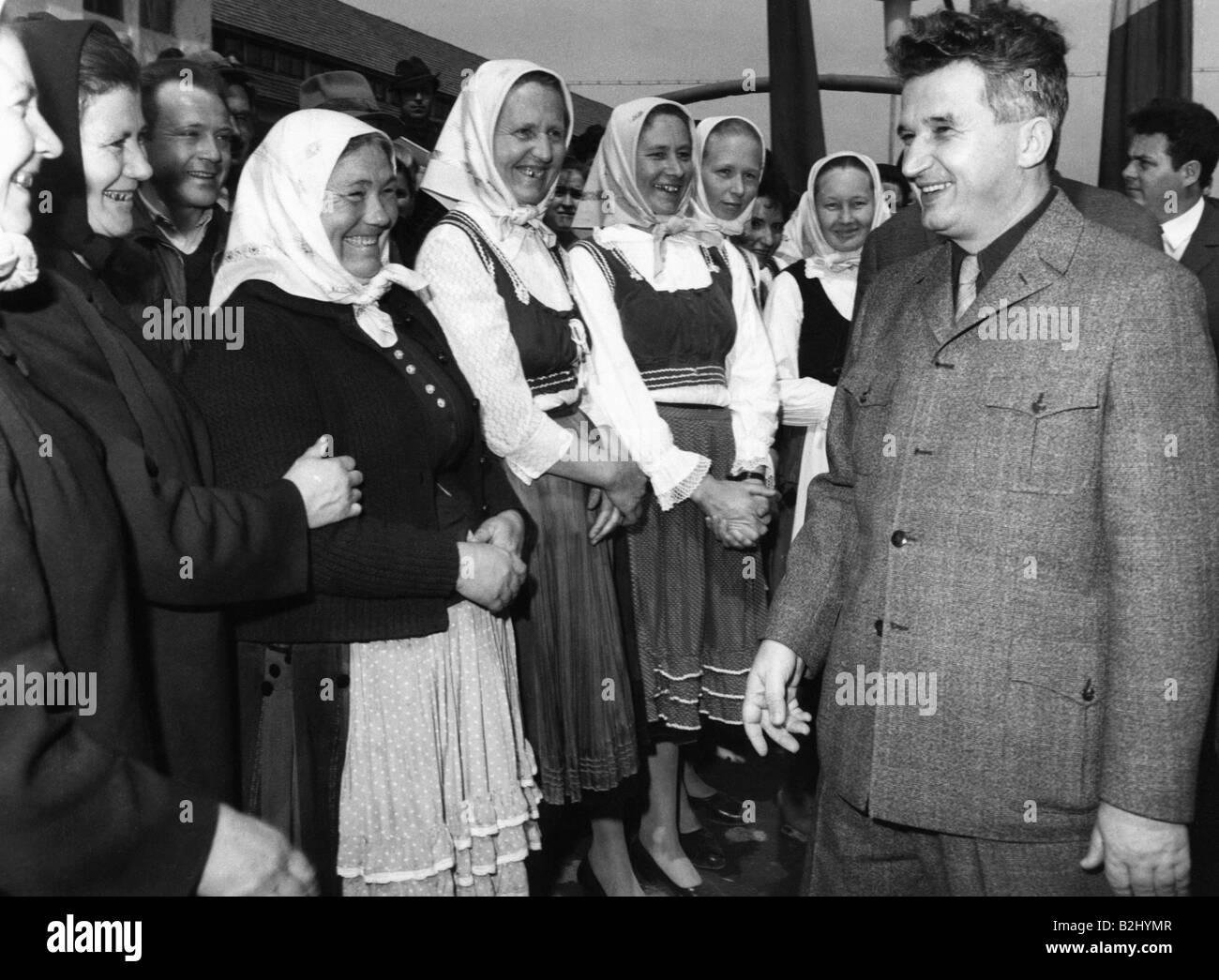 Ceausescu, Nicolae, 26.1.1918 - 25.12.1989, rumänischer Politiker (PCR), Präsident 22.3.1965 - 22.12.1989, mit rumänischen und ungarischen Landwirten, 1970, Stockfoto