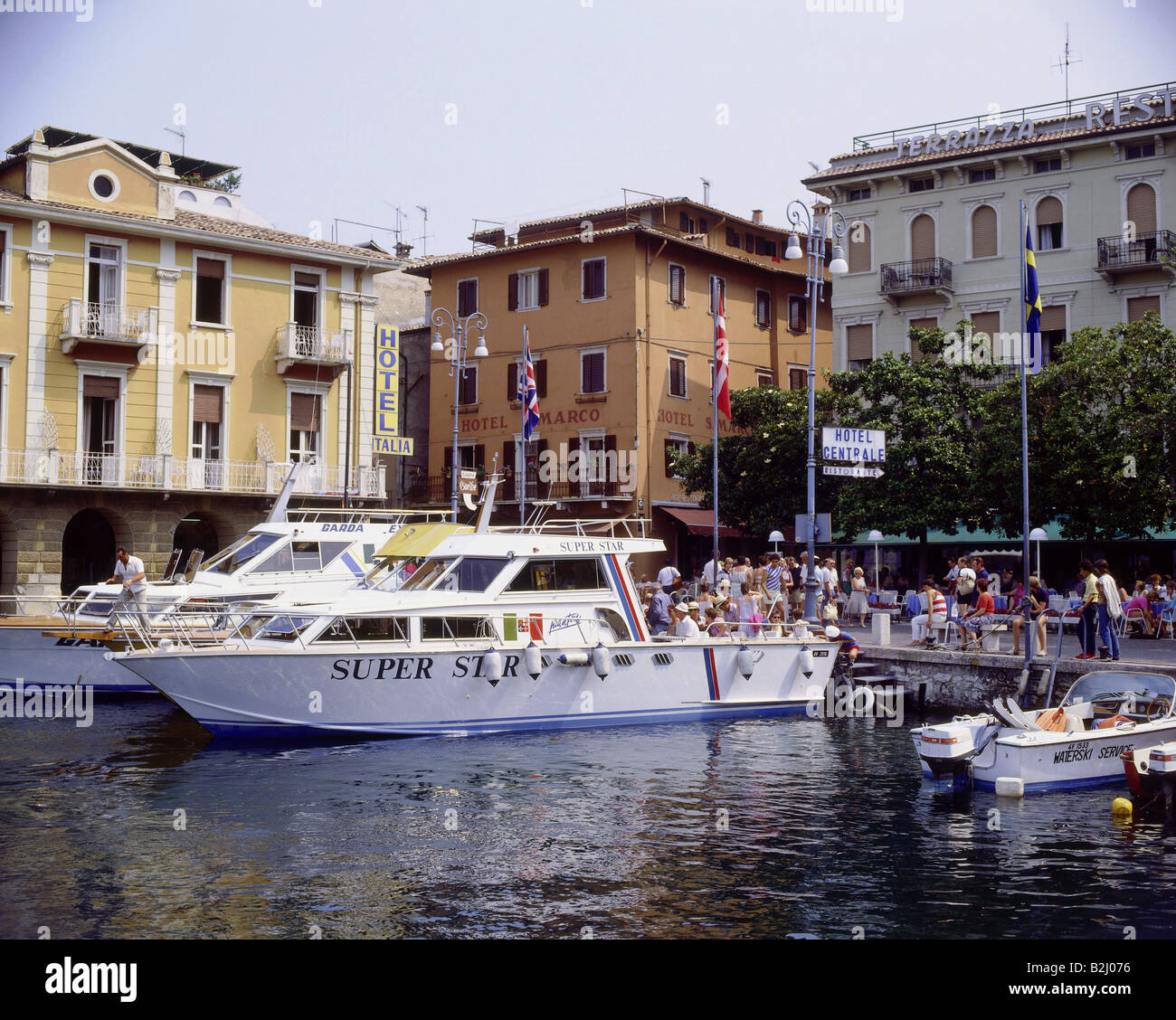 Geographie/Reise, Italien, Gardasee, Malcesine, Altstadt, Hafen, Yacht, Stockfoto