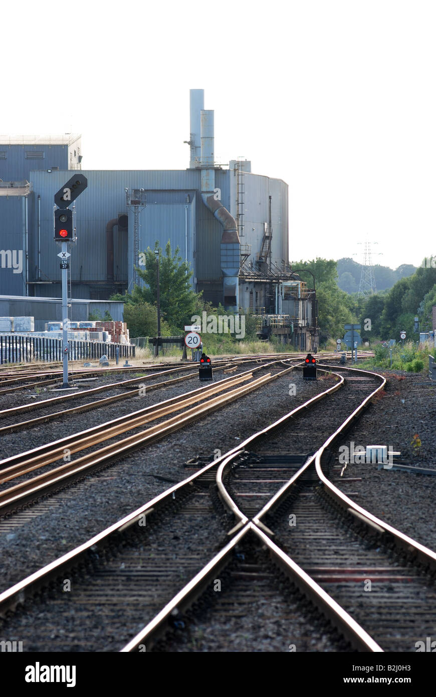 Bahngleise und Ford-Fabrik, Leamington Spa, Warwickshire, England, Großbritannien Stockfoto