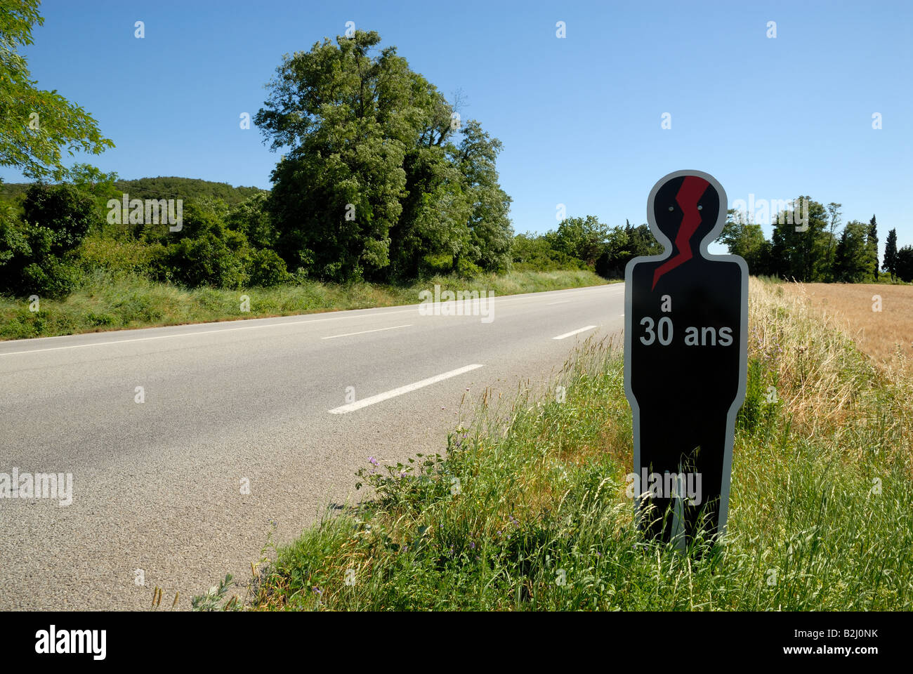 Silhouette einer Person bei einem Unfall auf der Straße in Frankreich getötet Stockfoto