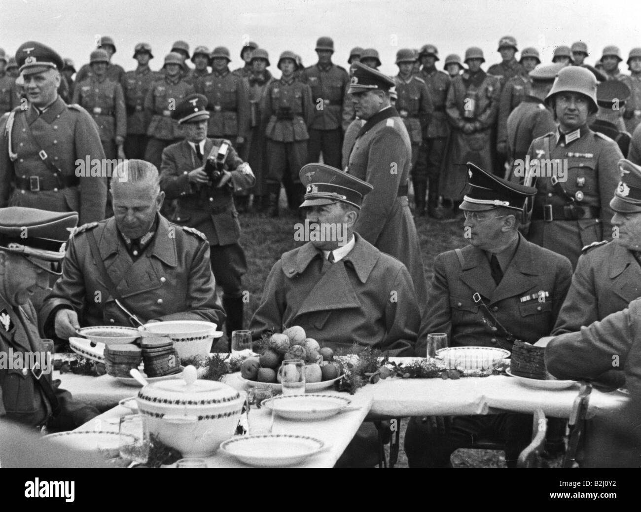 Nationalsozialismus / Nationalsozialismus, Politik, Besetzung des Sudetenlandes 1.10.1938 - 10.10.1938, Bundeskanzler Adolf Hitler mit General Walter von Reichau, Reichstatter Konrad Henlein, General Wilhelm Keitel, Mittagessen, 3.10.1938, Stockfoto