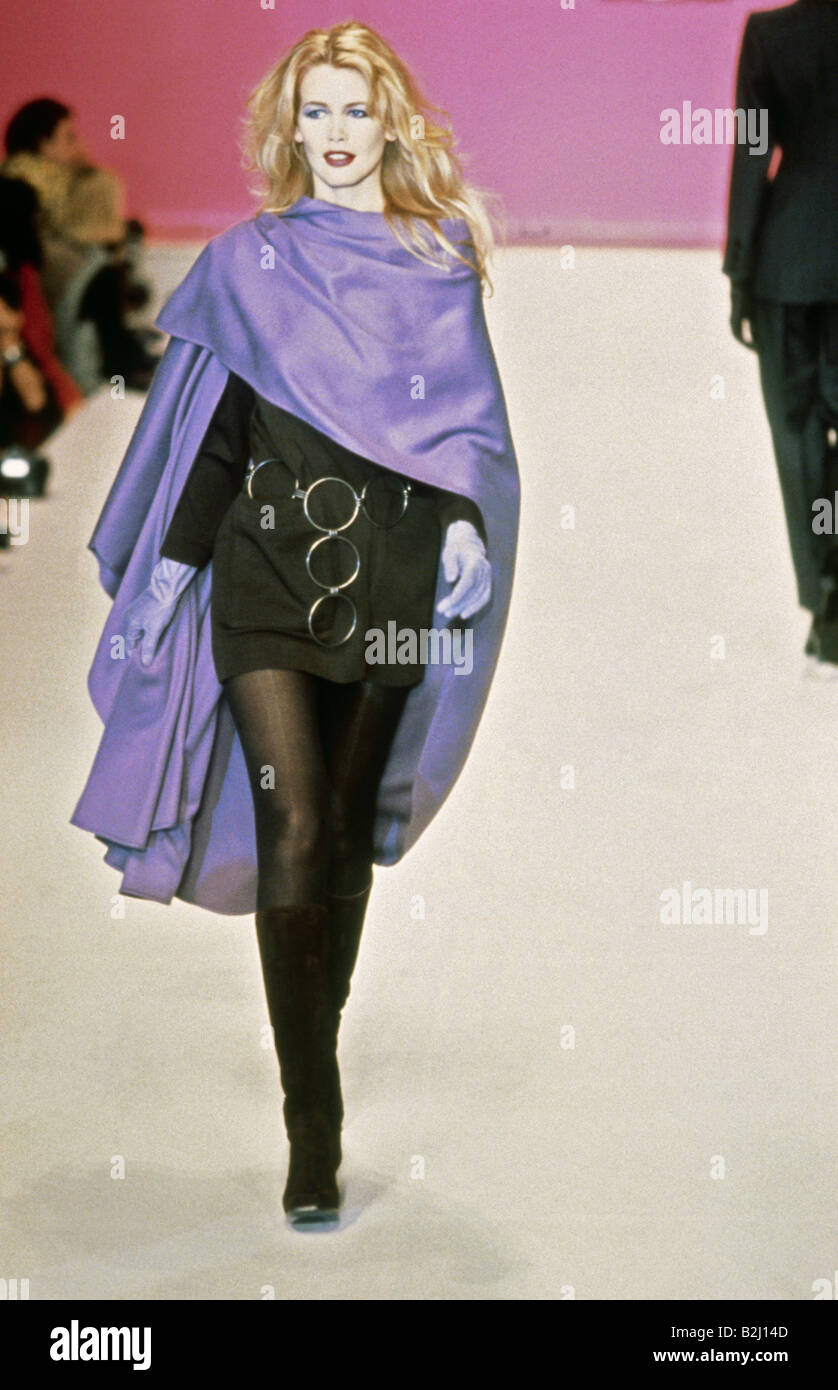 Schiffer, Claudia, * 25.8.1970, deutsches Modemodell, volle Länge, auf Laufsteg, Modenschau von Yves Saint Laurent, 21.11.1994, Stockfoto