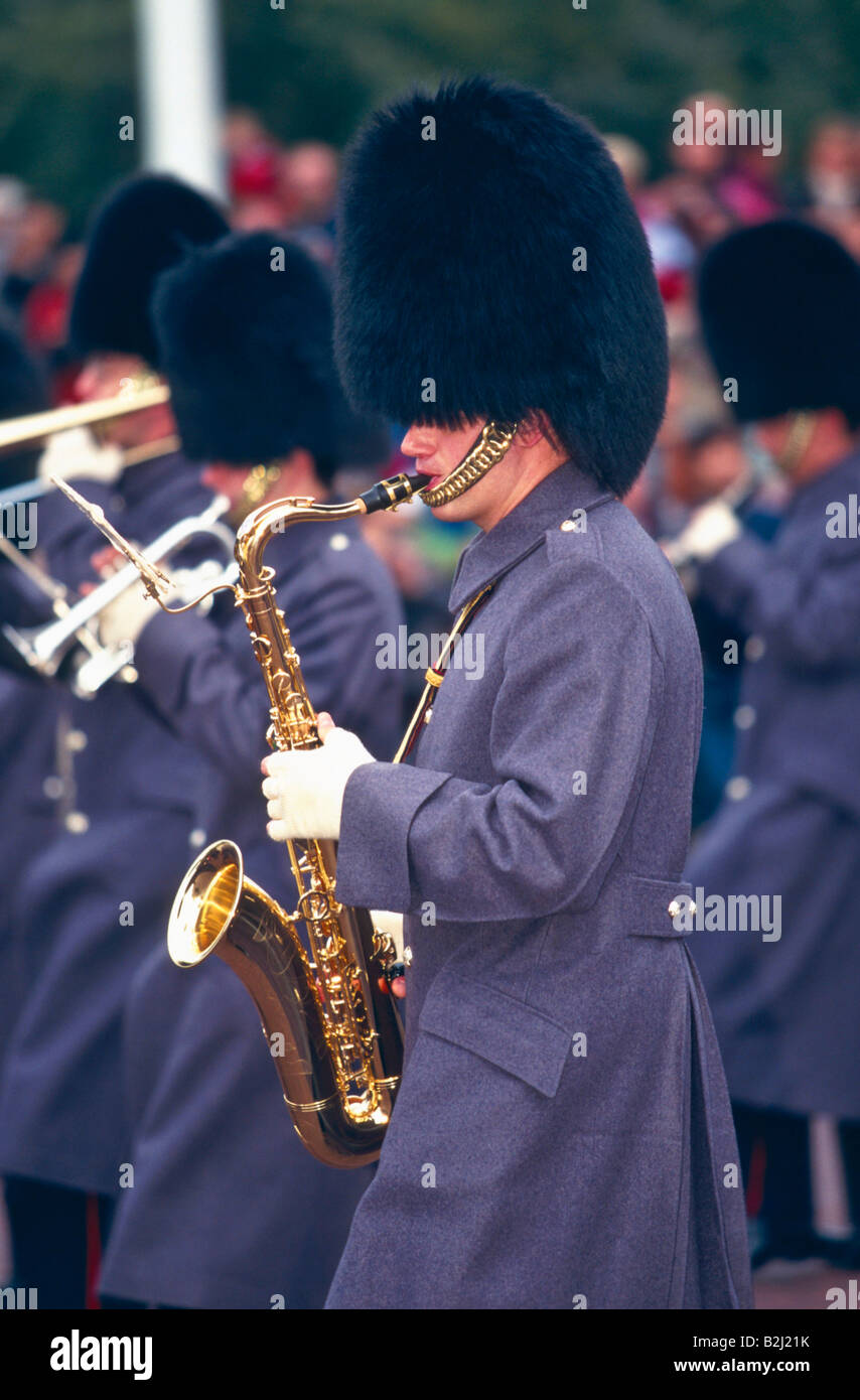 die Wachablösung Buckingham Palace Militärkapelle London England Großbritannien Militärparade Stockfoto
