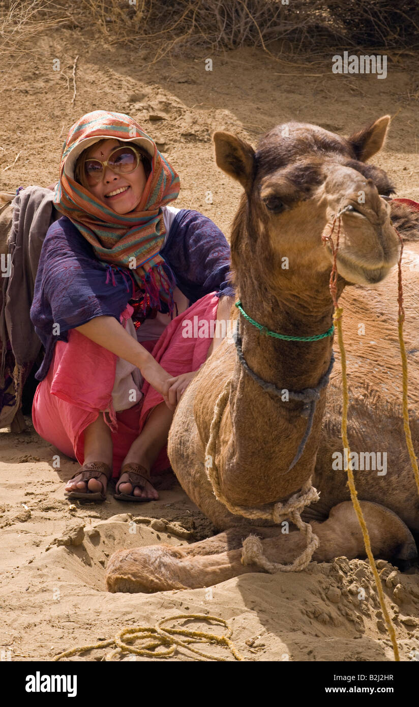 Japanische Touristen auf Kamel-SAFARI in der THAR-Wüste in der Nähe von JAISALMER RAJASTHAN Indien Herr Stockfoto