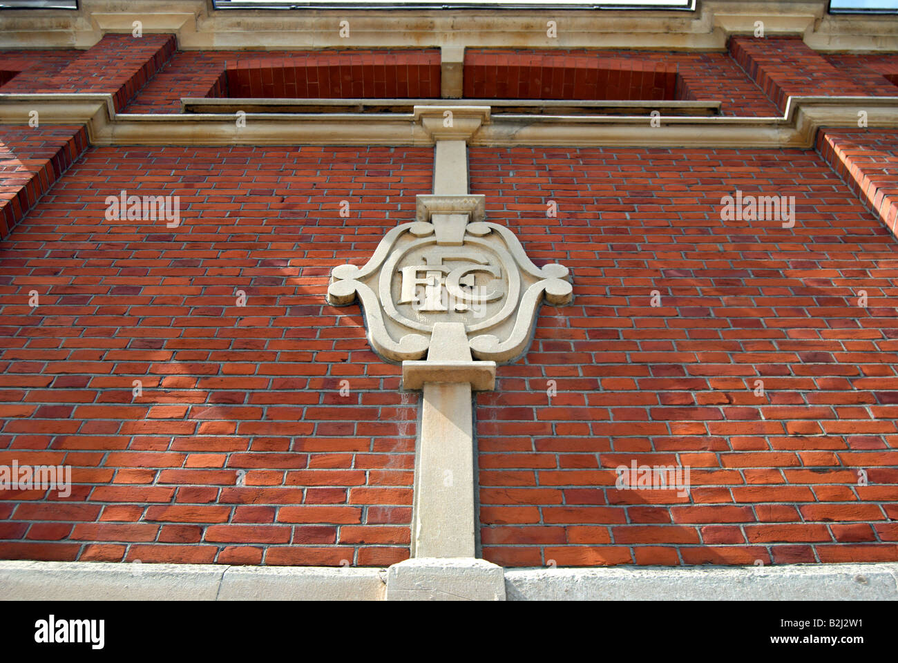 Wappen von Fulham Football Club auf der Außenseite der Johnny Haynes stehen im craven Cottage, Südwesten von London, england Stockfoto