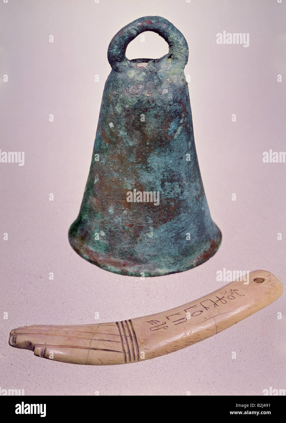Musik, Instrumente, Bronzeglocke, Elfenbeinklapper (einer von zwei Teilen), Ägypten, Neues Reich, Sammlung von Musikinstrumenten, Münchner Stadtmuseum, historisch, historisch, Glocken, Klappern, Instrument, Stockfoto