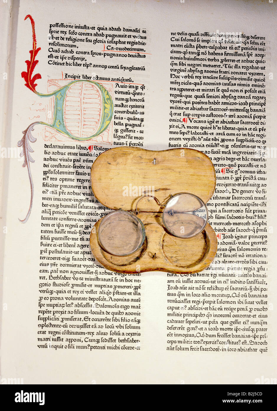 Medizin, Augenheilkunde, Brille, Brille mit Holzkoffer, Ende des 16. Jahrhunderts, auf einer Seite von "jüdischen Besitzern" von Flavius Joseph, Augsburg, 1470, Stockfoto