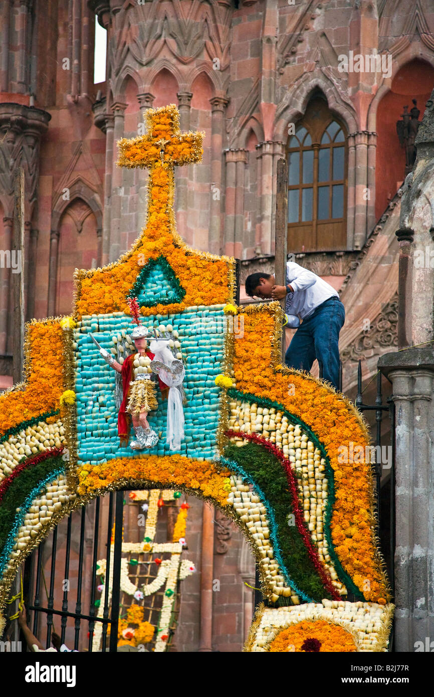 Eine dekorative Torbogen Blumen schmückt die PAROQUIA während dem FESTIVAL DE SAN MIGUEL ARCHANGEL SAN MIGUEL DE ALLENDE Mexiko Stockfoto