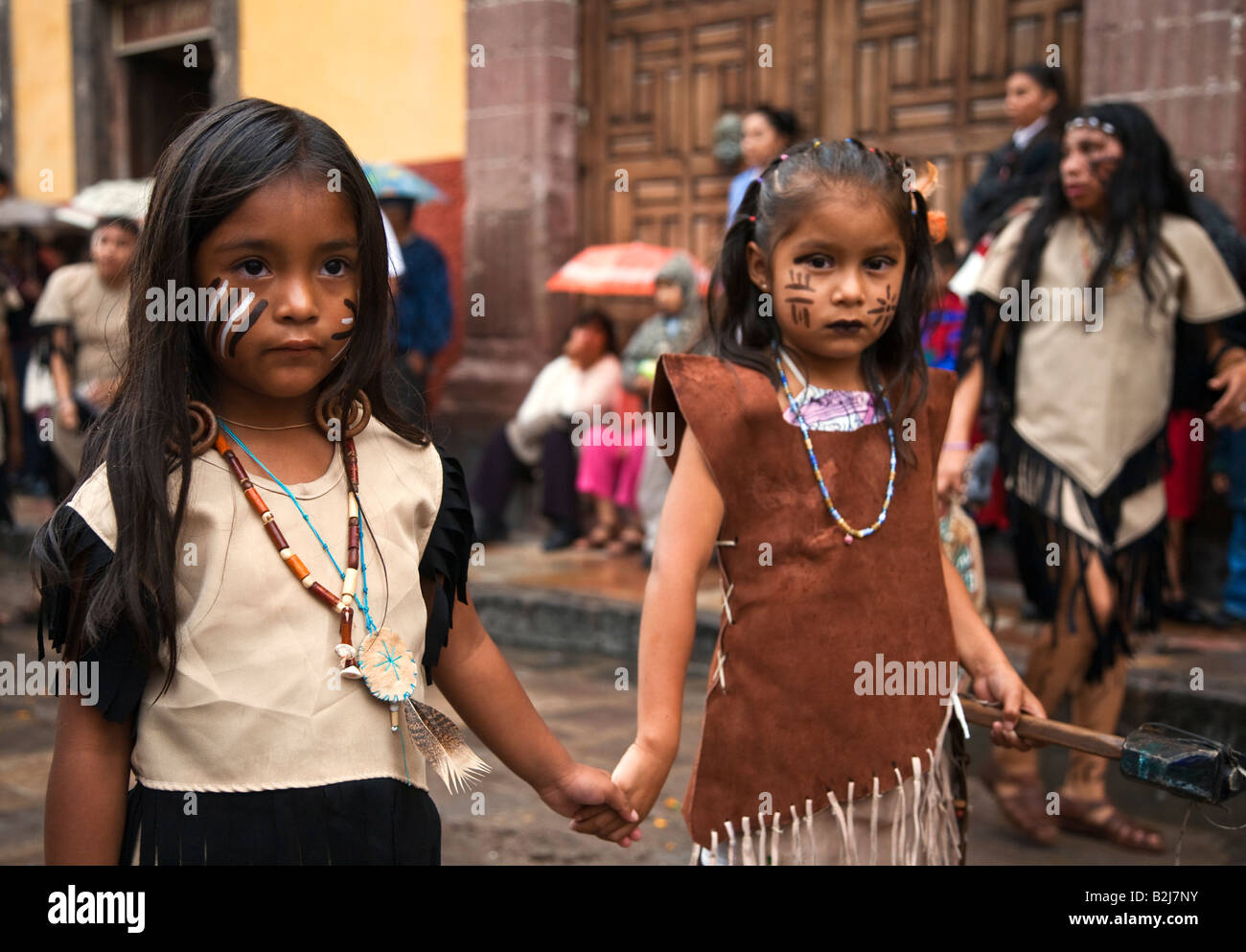 Mexikanische Mädchen in AZTEC indischen KOSTÜMEN in das FESTIVAL DE SAN MIGUEL ARCHANGEL PARADE SAN MIGUEL DE ALLENDE Mexiko Stockfoto