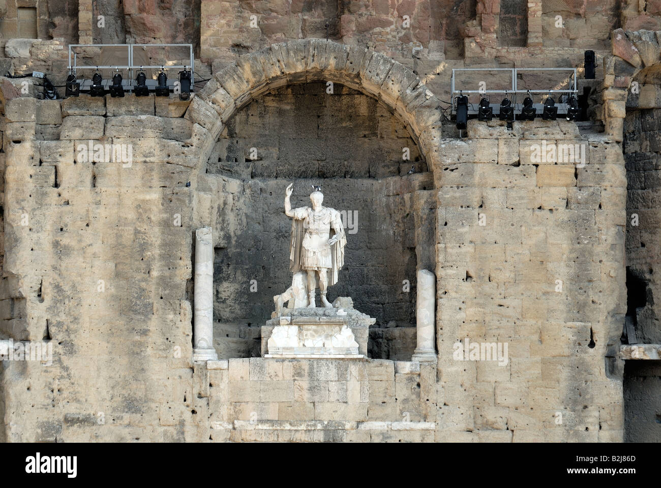 Statue des römischen Kaisers im römischen Theater von Orange, Frankreich Stockfoto