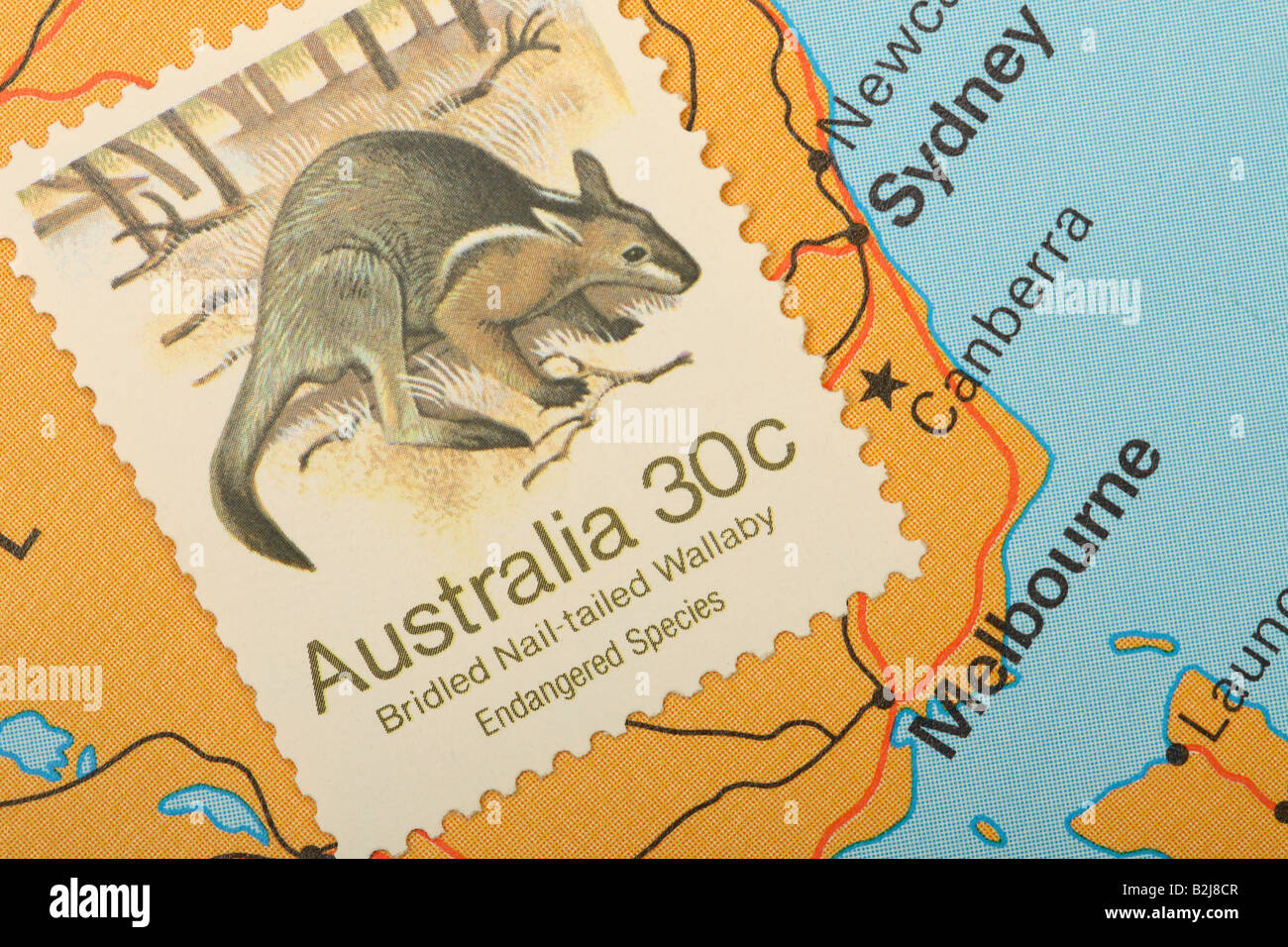 Australien-Briefmarke mit australischen Wallaby Beuteltier und Karte mit Victoria und Melbourne Stockfoto
