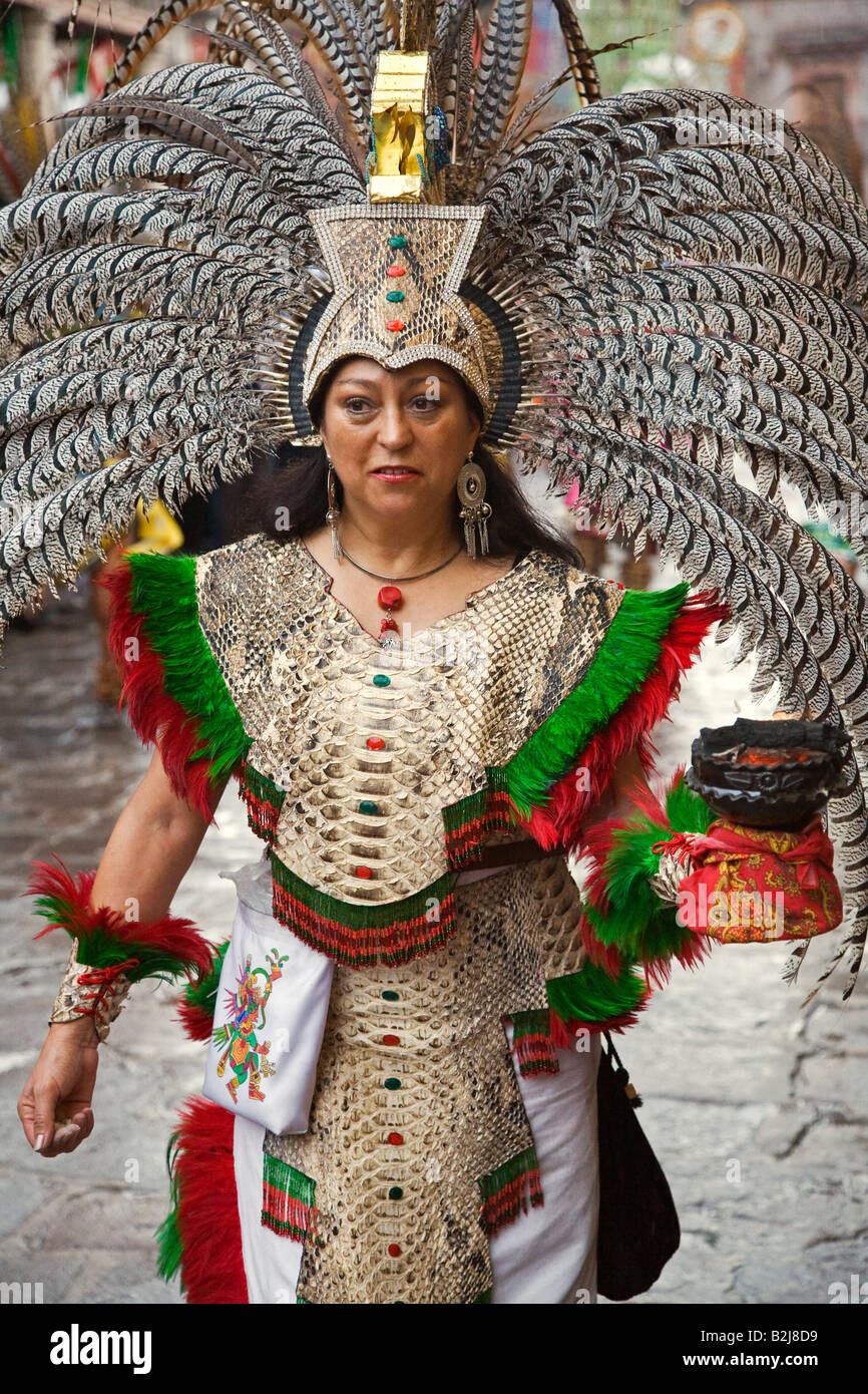 Eine Mexikanerin im AZTEKISCHEN INDIANERINNEN Kostüm beteiligt sich an dem FESTIVAL DE SAN MIGUEL ARCHANGEL PARADE SAN MIGUEL DE ALLENDE Mexiko Stockfoto