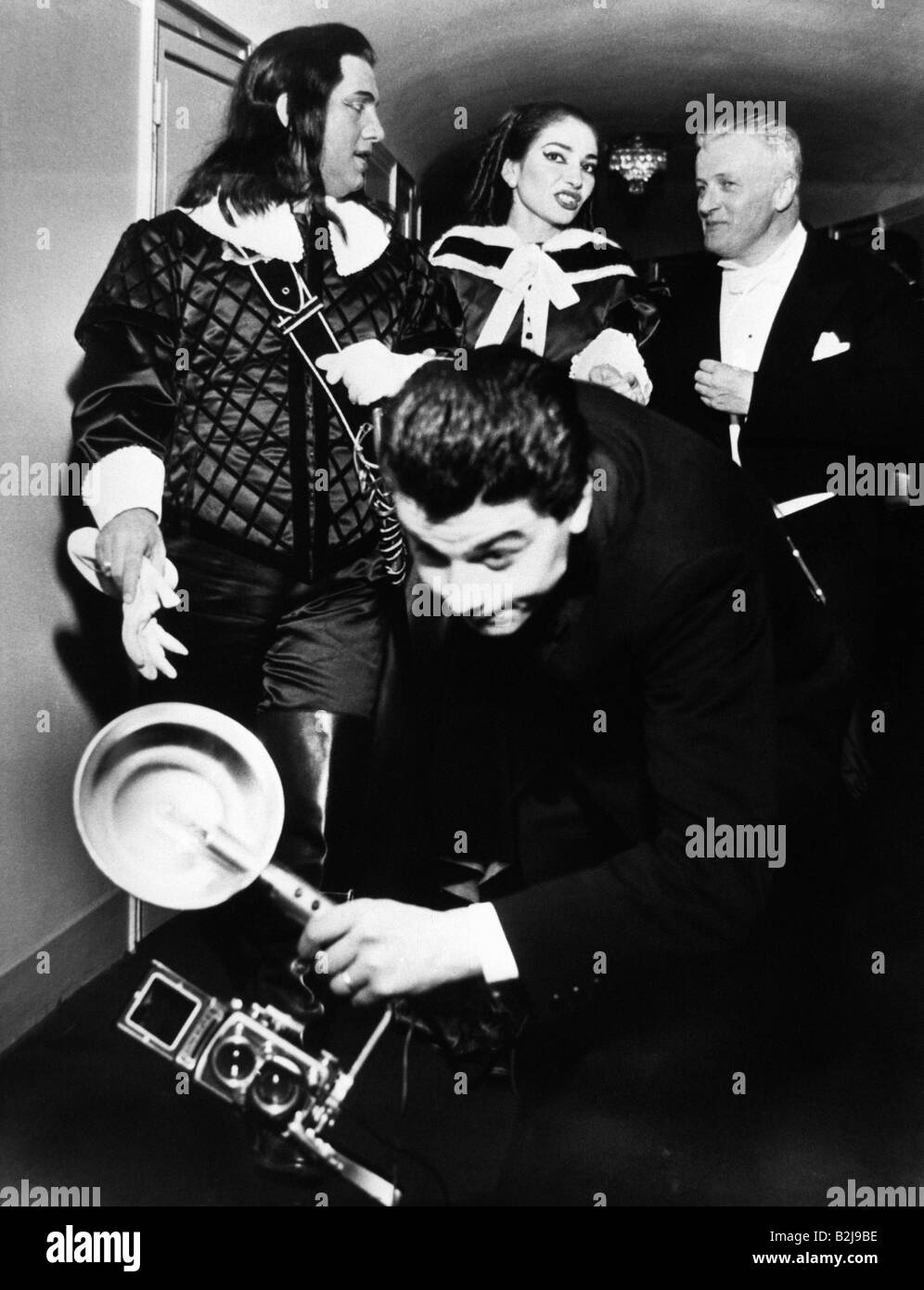 Callas, Maria, 3.12.1923 - 16.9.1977, italienische Sängerin (Sopran) griechischen Ursprungs, mit Dirigentin Gianandrea Gavazzeni und Sänger Giuseppe di Stefano, nach der Aufführung, in Oper, "Un ballo in maschera", von Guiseppe Verdi, Theater alla Scala, Mailand, Italien, 7.12.1957, (Geburtsname: Maria Kalogeropoulos), Fotografen, Fotograf, Reporter, Journalist, Kamera, Kostüme, verkleidet, sprechen, sprechen, Gespräch, Gespräch, La Scala, 1950er, 50er, 20er, 20er Jahre, Frau, Stockfoto
