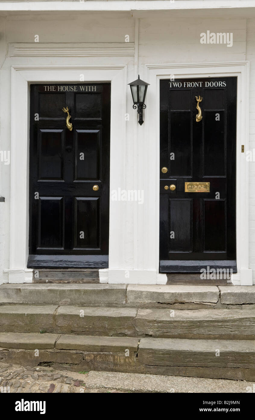 Das Haus mit den beiden vorderen Türen - eine eigenartige Eigenschaft in der historischen Meerjungfrau-Straße in Roggen in East Sussex Stockfoto