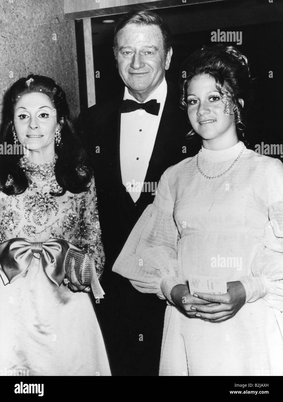 Wayne, John, 26.5.1907 - 11.6.1979, US-amerikanischer Schauspieler, mit seiner dritten Frau Pilar Palette, (* 1928), und ihrer Tochter Aissa, (* 1956), während der Academy Awards Show, Hollywood, 1970, Oscars, Academy Award of Merit, Filmpreise, Stockfoto