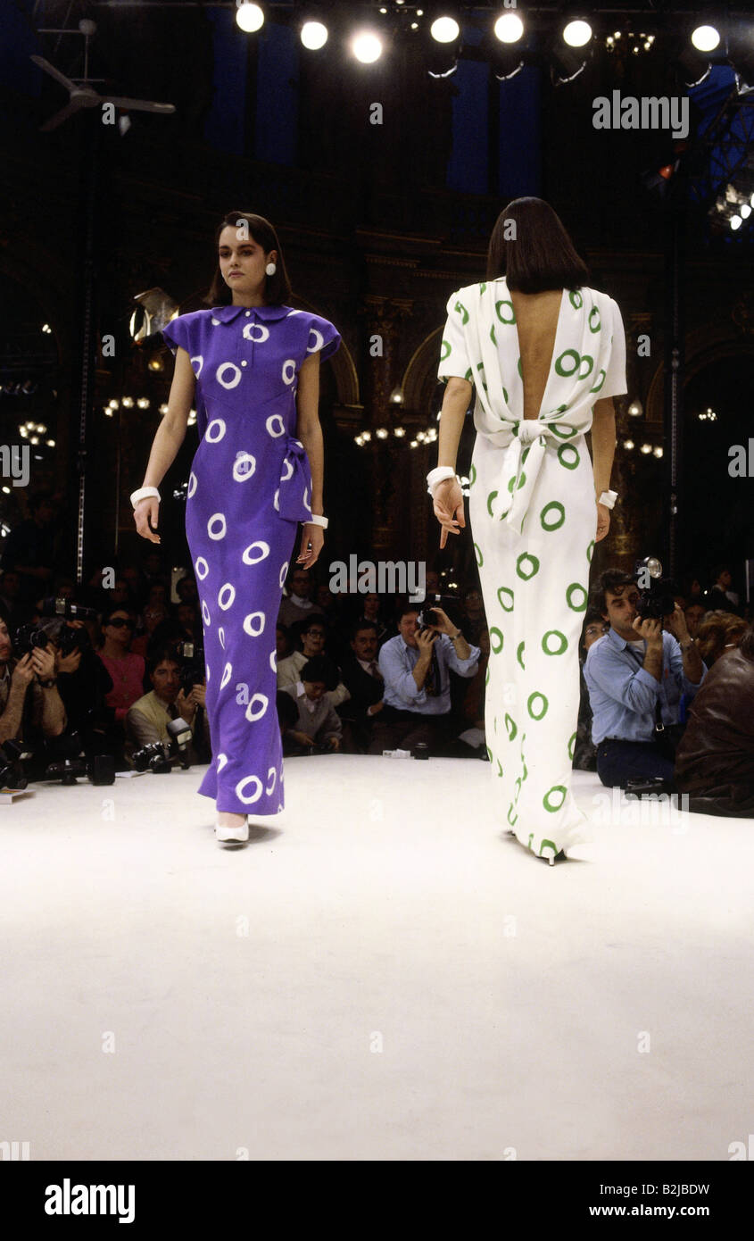 Mode, 1980er Jahre, Mannequins, Kleider tragen, volle Länge, auf Laufsteg,  Haute Couture, Frühlingssommer, von Christian Dior, 1986 Stockfotografie -  Alamy