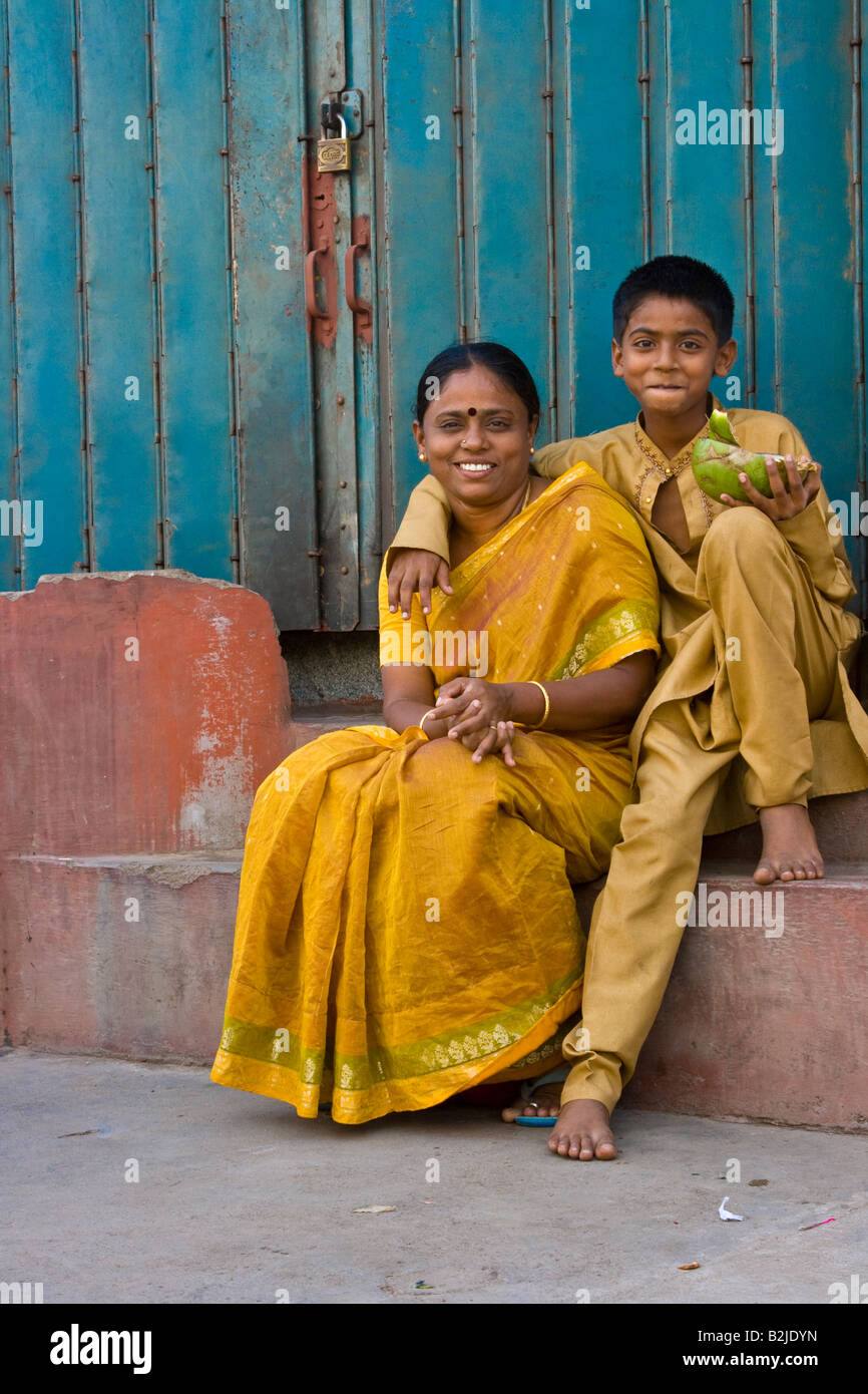Indischen Jungen und seiner Mutter in einer Nachbarschaft von Madurai in Tamil Nadu, Indien Stockfoto