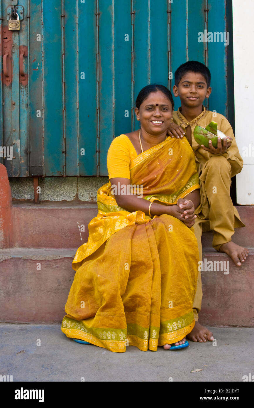 Indischen Jungen und seiner Mutter in einer Nachbarschaft von Madurai in Tamil Nadu, Indien Stockfoto