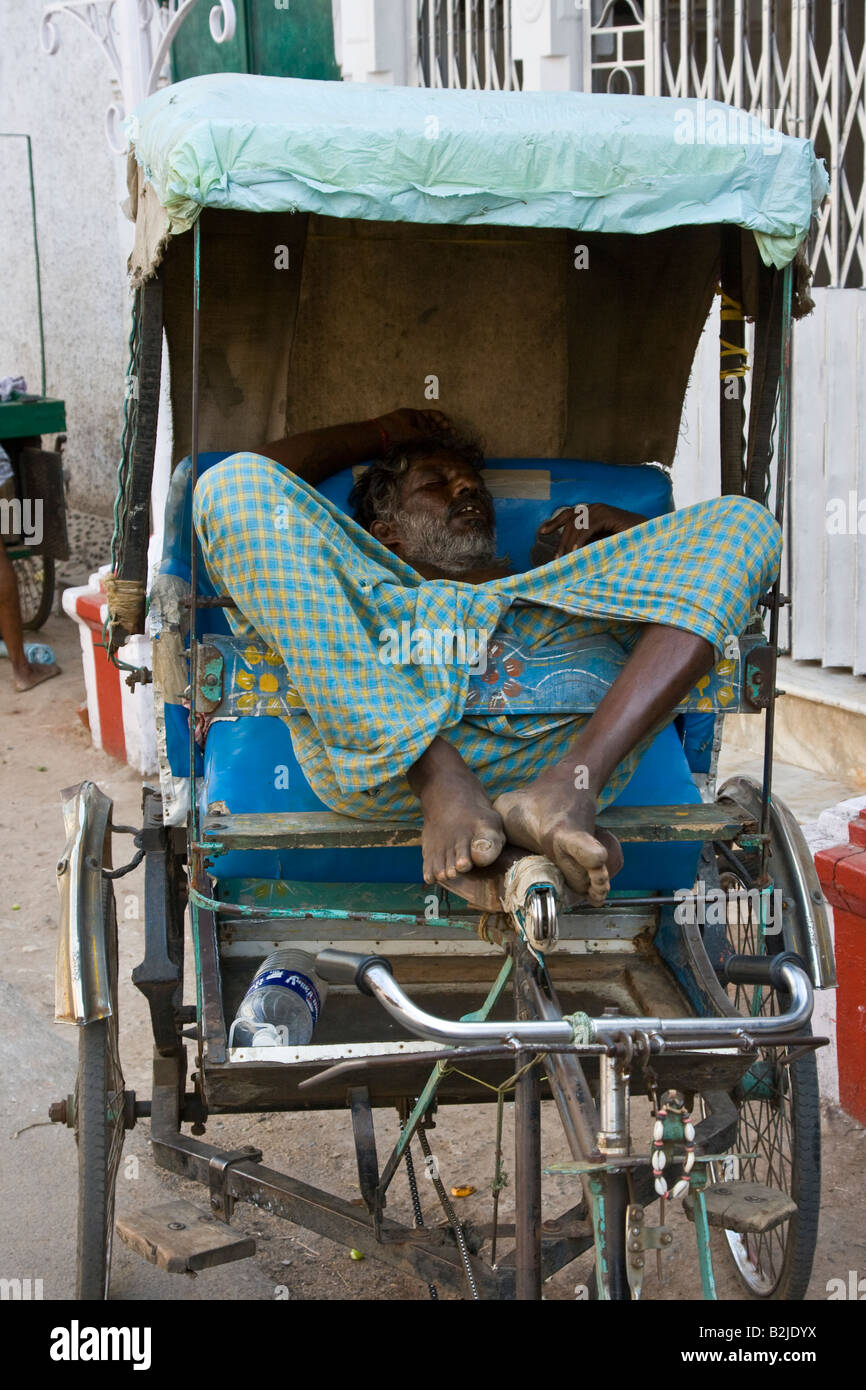 Fahrrad-Rikscha-Fahrer schlafen in Madurai in Südindien Stockfoto