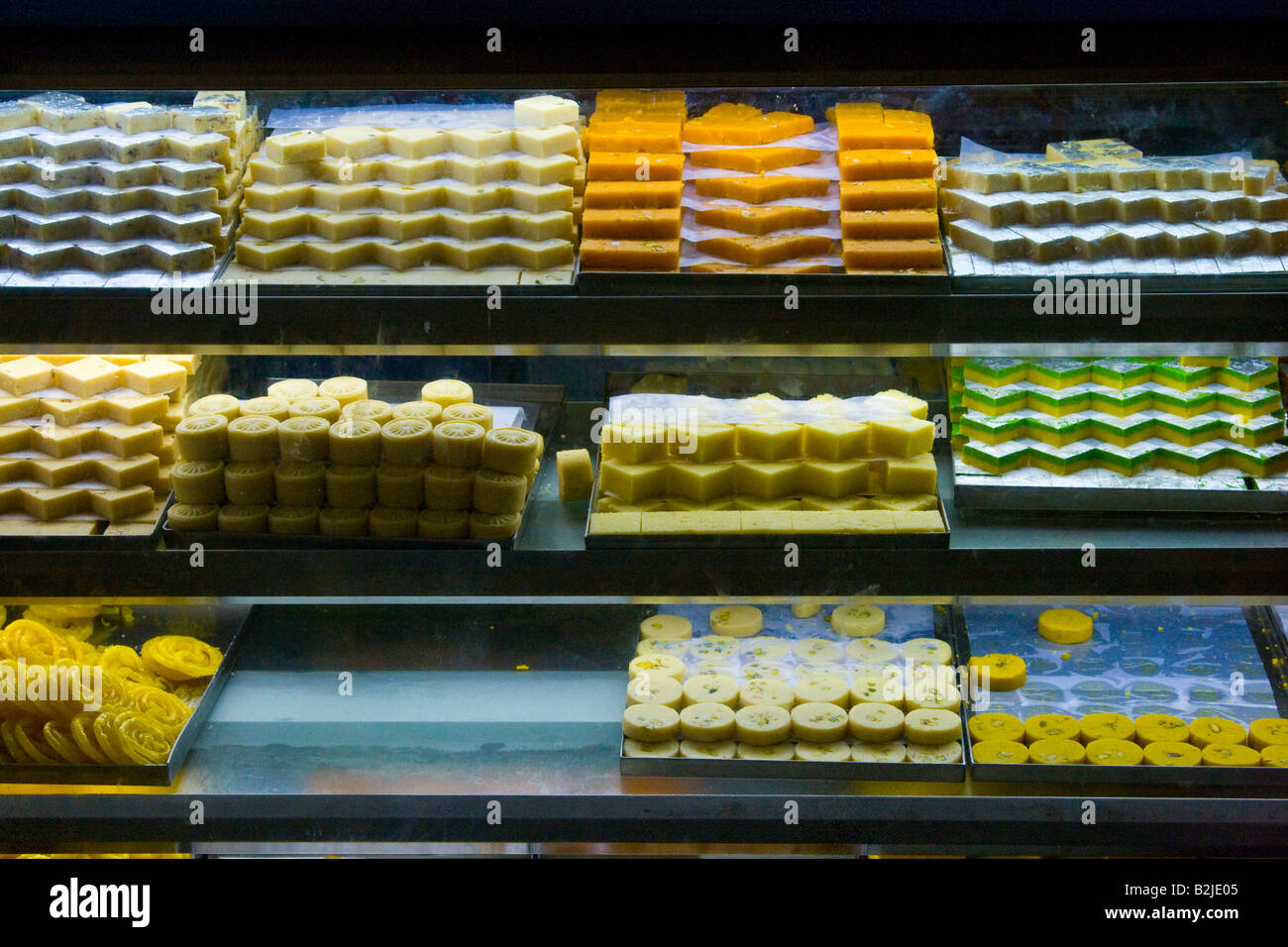 Indische Desserts in einem Süßwarenladen in Madurai Südindien Stockfoto