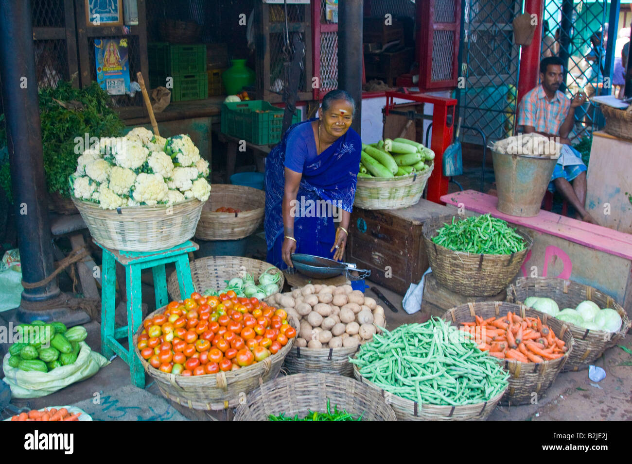Frau verkaufen verschiedene Gemüse in einem Gemüsemarkt in Madurai Südindien Stockfoto