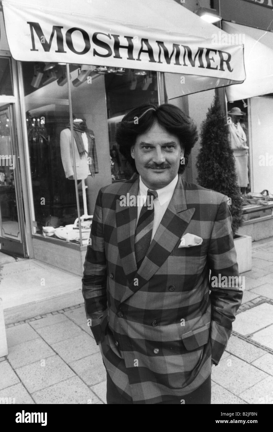 Moshammer, Rudolph, 27.9.1940 - 14.01.2005, deutscher Modeschöpfer, vor seinem Laden, in der Maximilian anstraße, München, September 1985, Stockfoto