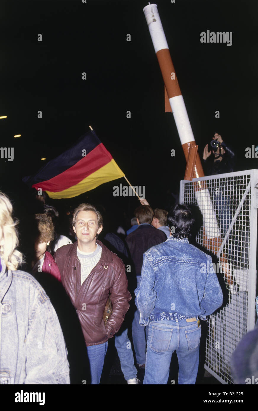 Geografie/Reisen, Deutschland, Wiedervereinigung, Fall der Berliner Mauer, 9.11.1989, Checkpoint Bornholm-Brücke, Ostdeutschland, DDR, Eröffnung, 20. Jahrhundert, historisch, November 89, November 89, Barriere, deutsche Grenze, Grenzübergang, Ostdeutschland, Westdeutschland, Menschen, Flagge, 1980er Jahre, Stockfoto