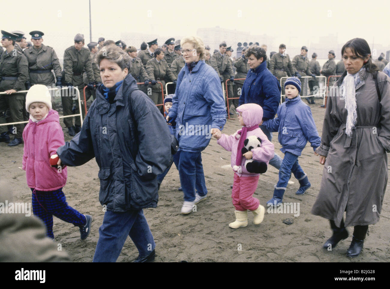 Geografie/Reisen, Deutschland, Wiedervereinigung, Fall der Berliner Mauer, 9.11.1989, Kontrollpunkt Bernauer Straße, 10.11.1989, Ostdeutschland, DDR, Eröffnung, Menschenmenge, 20. Jahrhundert, historisch, historisch, November 89, November 89, Grenzübergang, Soldaten, 1980er Jahre, Menschen, Stockfoto