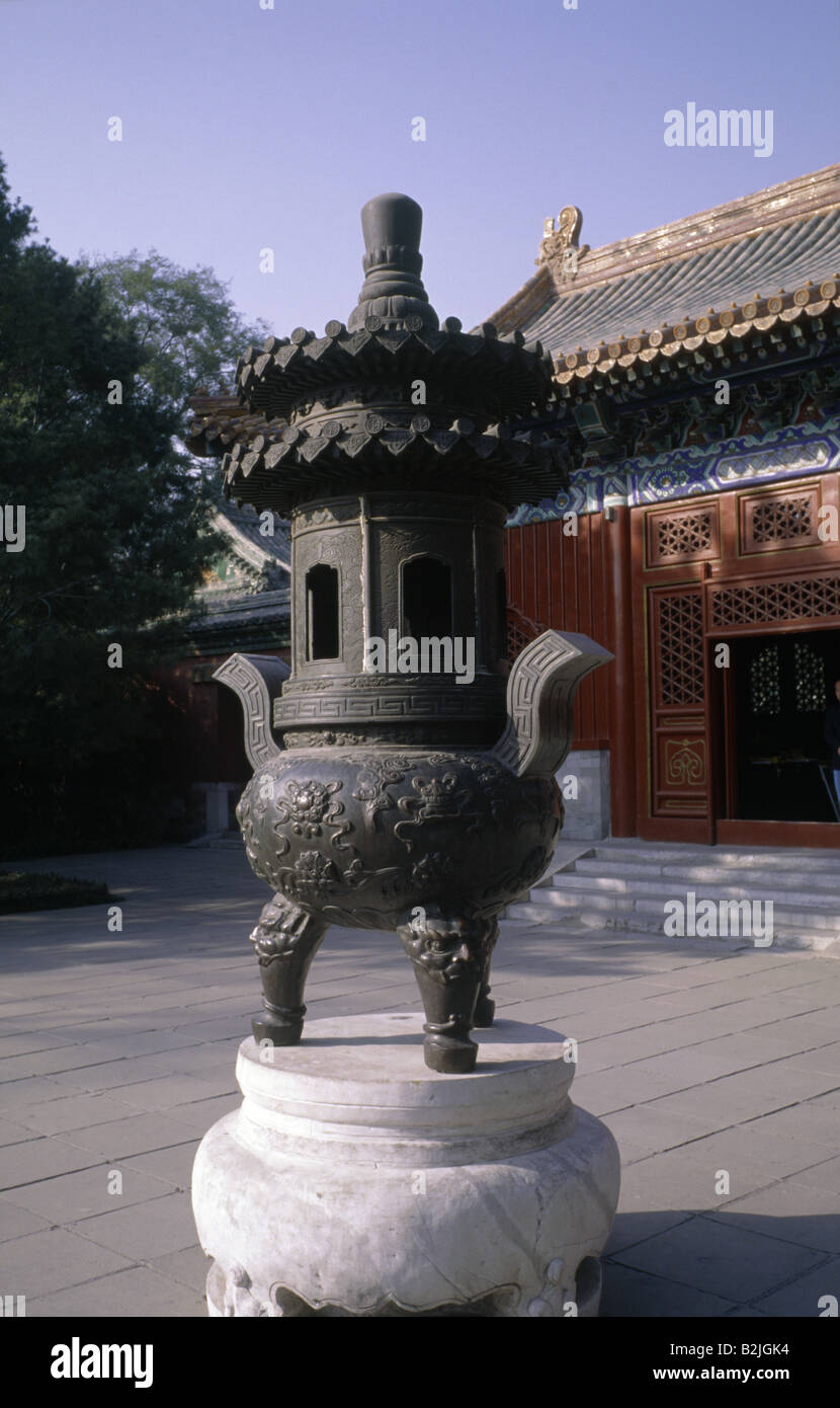 Behai Park Cast Iron Urn Carved Füße kleine Schlitze Spitze Peking CHINA Stockfoto