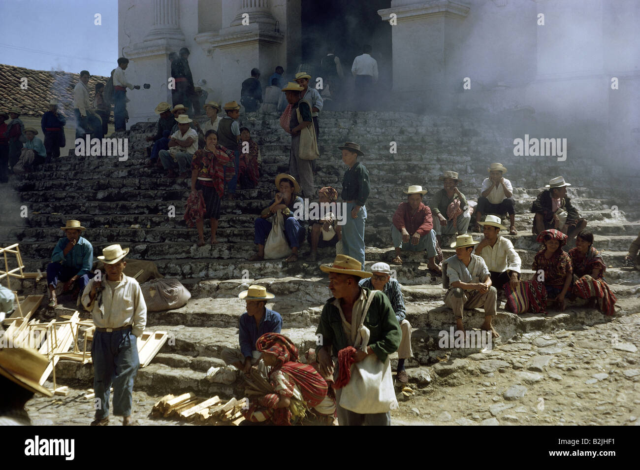 Geographie/Reise, Guatemala, Chichicastenango, Straßenszenen, einheimische Menschen mit Opferfeuer, Treppe der Kirche Santo Tomas, 1964, Stockfoto