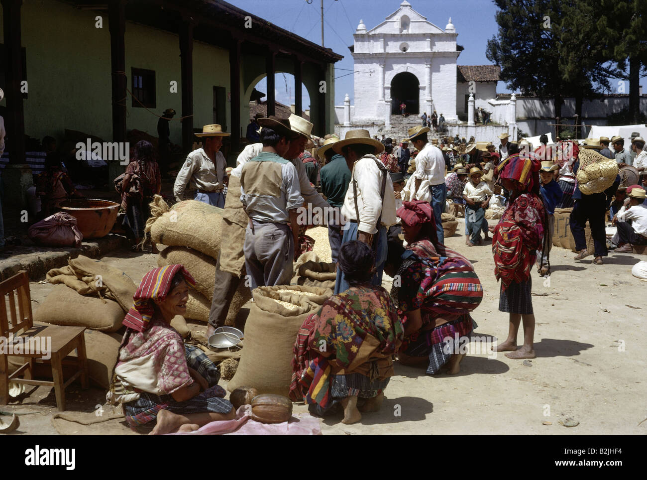 Geographie/Reisen, Guatemala, Chichicastenango, Straßenszenen, Markt mit einheimischen Leuten, vor der Kirche, 1964, Stockfoto