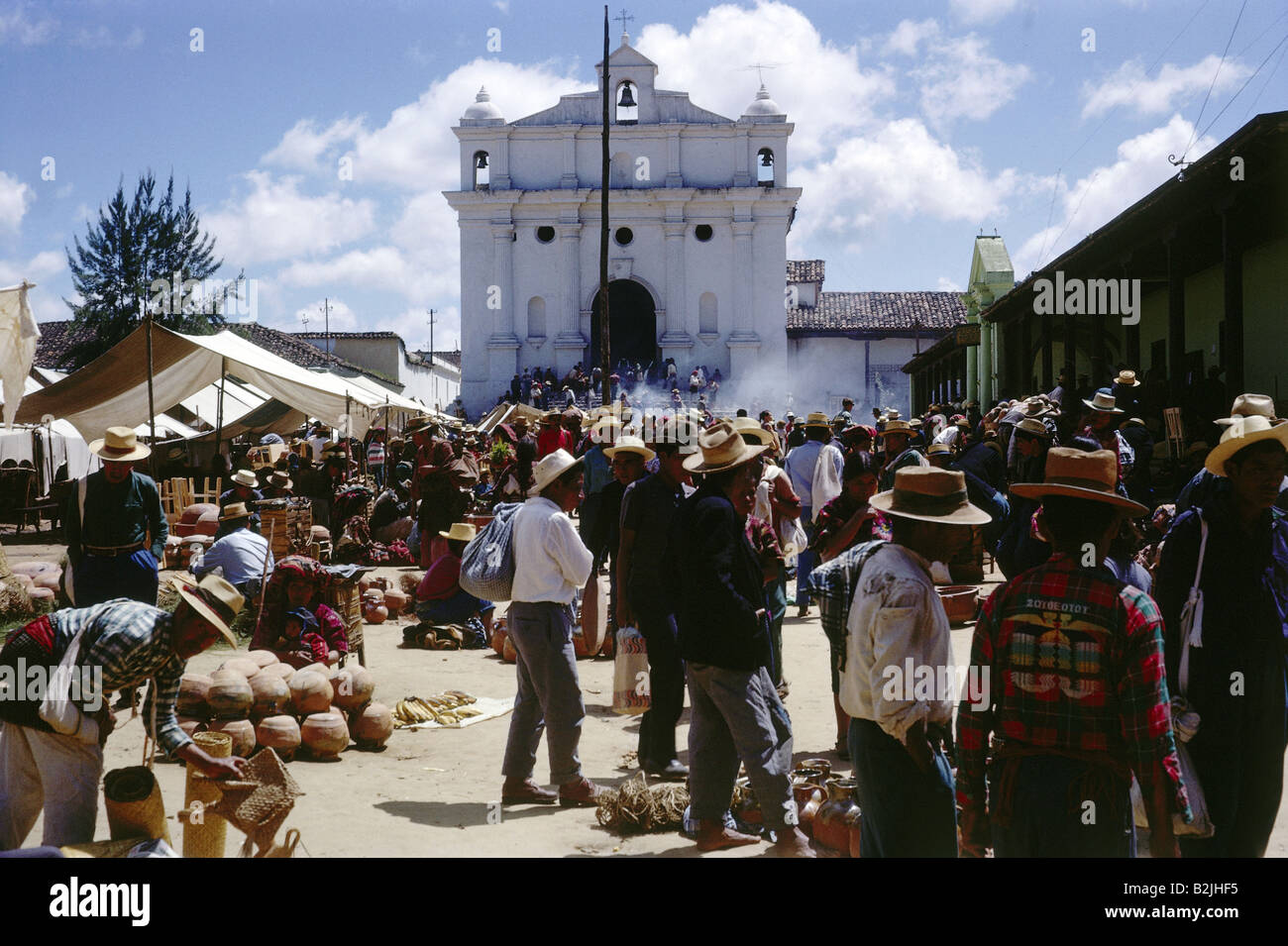 Geografie/Reisen, Guatemala, Chichicastenango, Straßenszenen, Markt mit Einheimischen, vor der Kirche Santo Tomas, 1964, Stockfoto