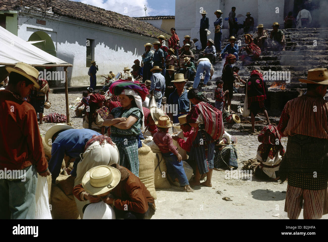 Geografie/Reisen, Guatemala, Chichicastenango, Straßenszenen, einheimische Menschen mit Schariffeuer, vor der Kirche Santo Tomas, 1964, Stockfoto