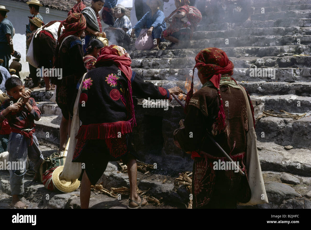 Geographie/Reise, Guatemala, Religion, Maya, einheimische Menschen mit Schariffeuer, vor der Kirche Santo Tomas, Chichicastenango, 1964, Stockfoto