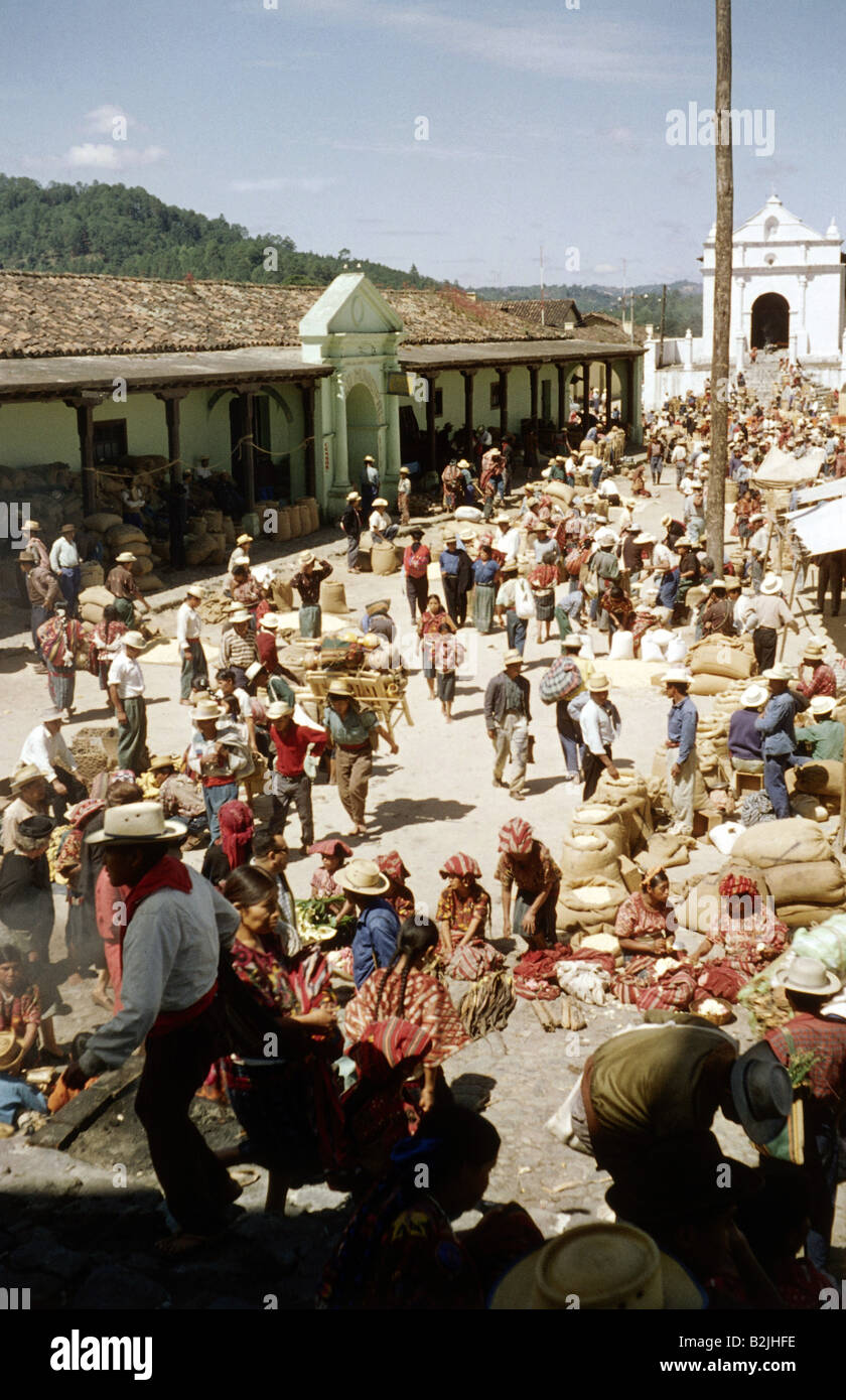 Geografie/Reisen, Guatemala, Chichicastenango, Straßenszenen, Markt mit Einheimischen, vor der Kirche Santo Tomas, 1964, Stockfoto