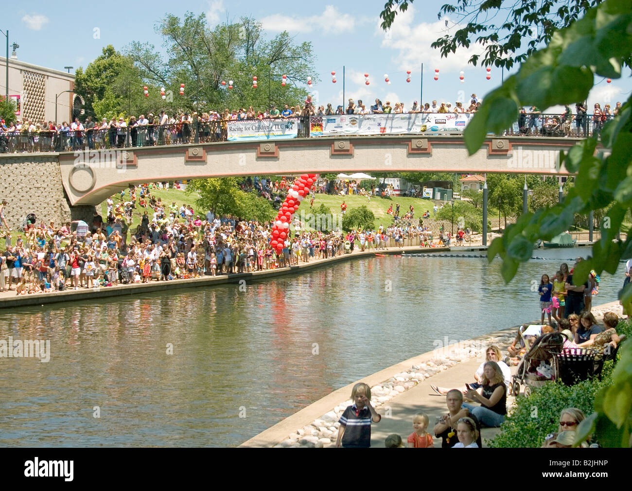 Hunderte Zuschauer besuchen das jährliche Duck Derby für Charity-Event am Brush Creek. Kansas City, Missouri, USA. Stockfoto