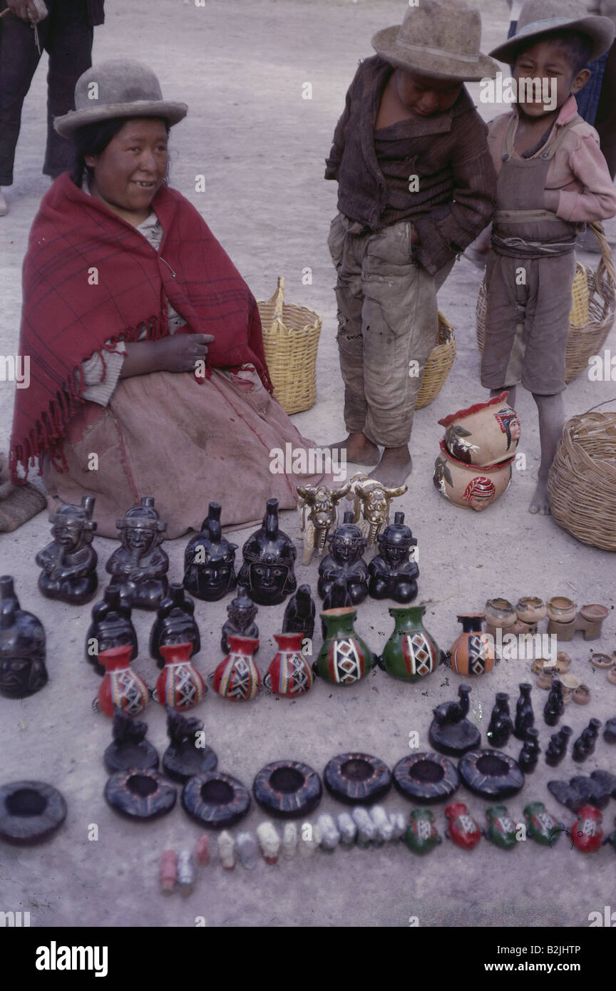 Geographie/Reisen, Peru, Handel, Stand mit Kunsthandwerk, zwischen Lataya und Puno, 1964, Stockfoto