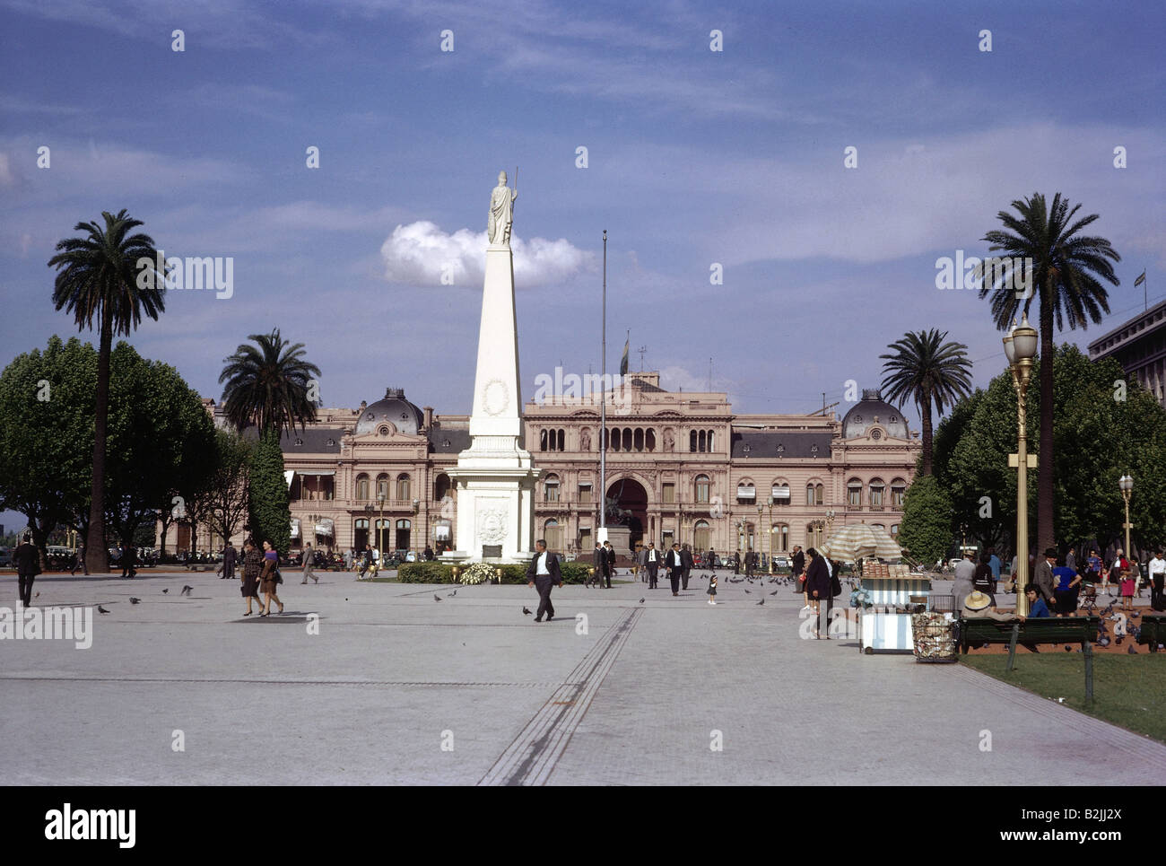 Geographie/Reise, Argentinien, Buenos Aires, Gebäude, Der Präsidentenpalast "Casa Rosada", erbaut: Von der Fassade aus, mit Mayo-Pyramide, 1964, Stockfoto