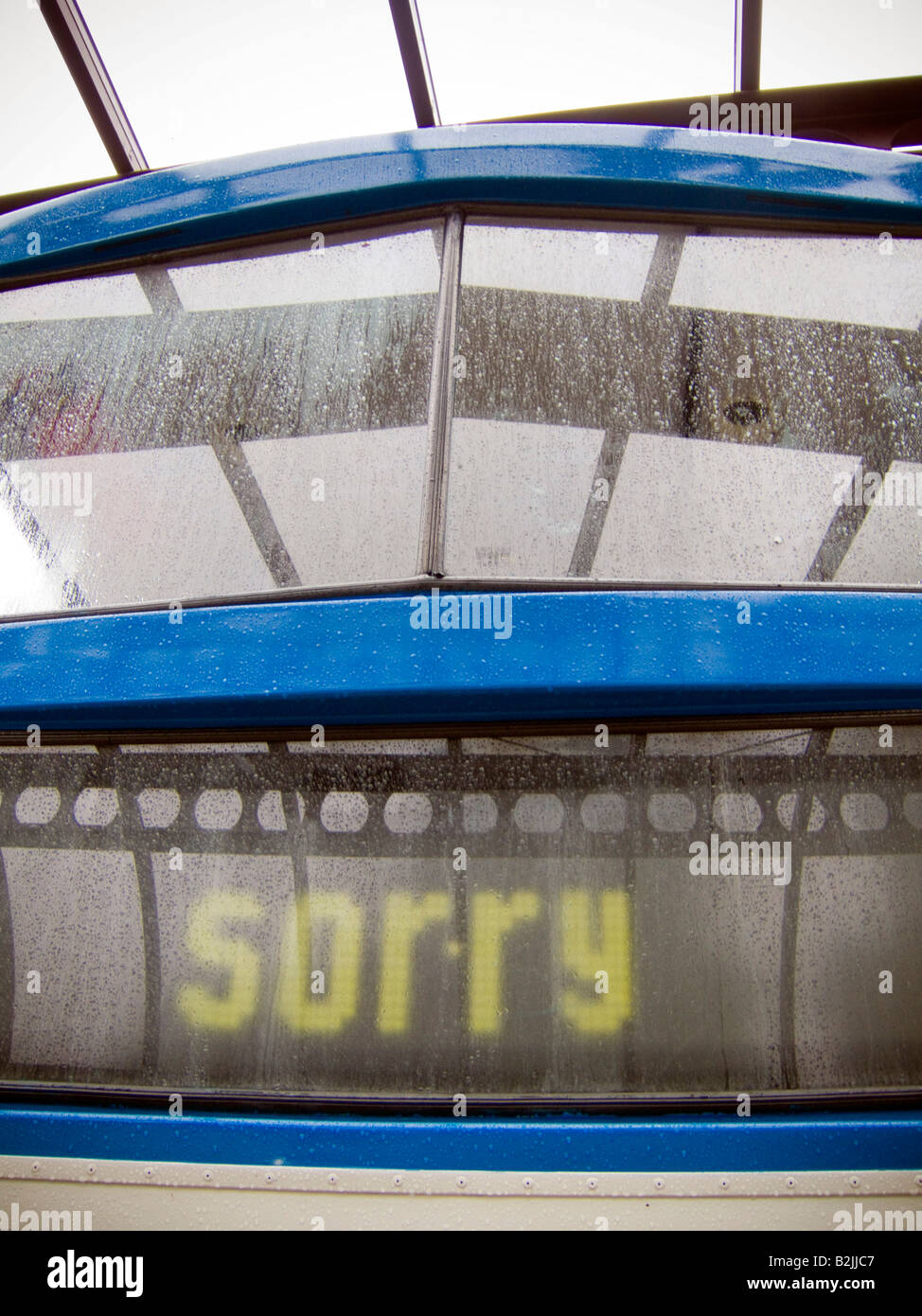 Die Display Zeichen einer öffentlichen Busverkehr entschuldigt sich für die Verzögerungen und schlechter service Stockfoto