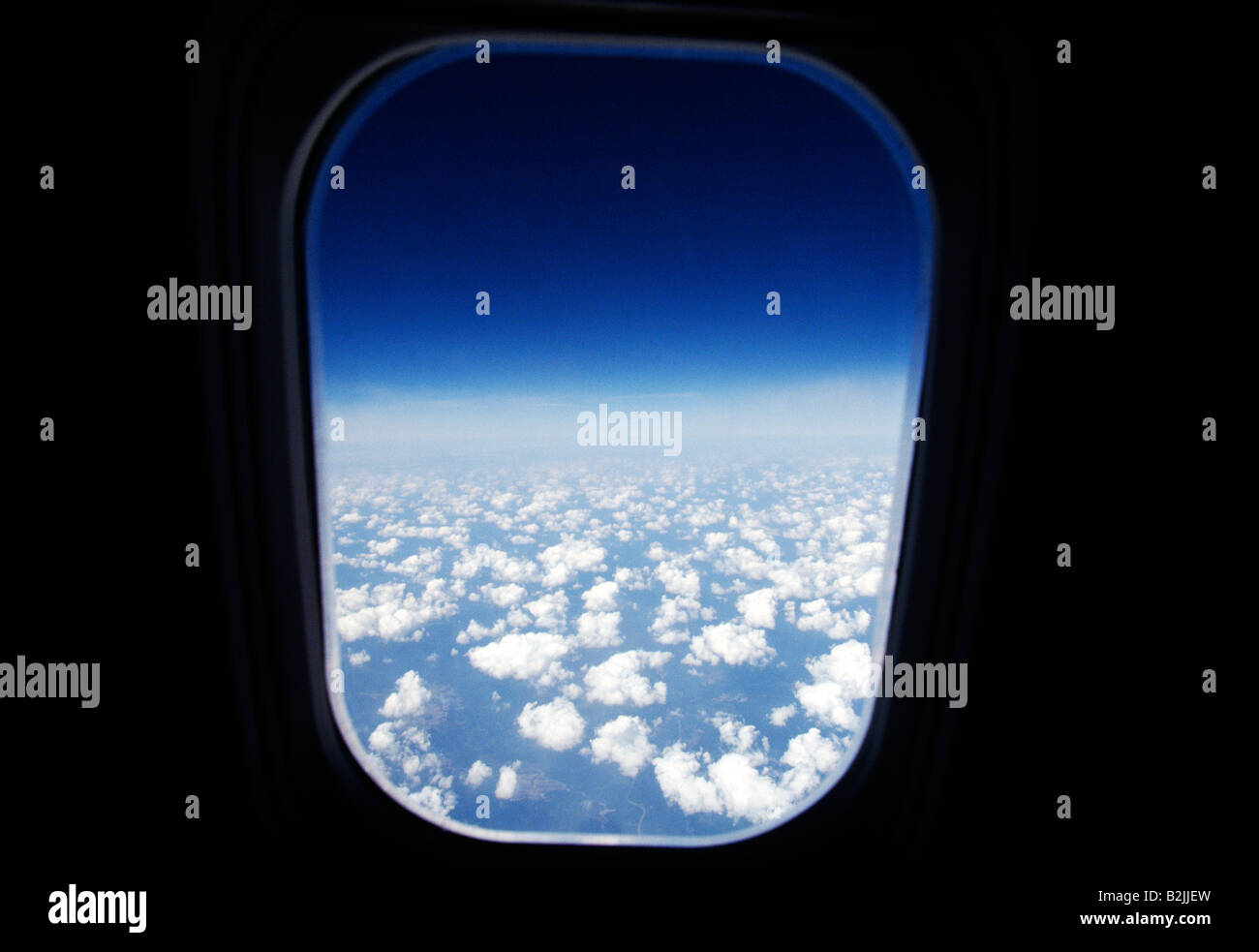 Interessante Luž Wolkenformationen in großer Höhe durch das Fenster von einem Verkehrsflugzeugen angesehen Stockfoto