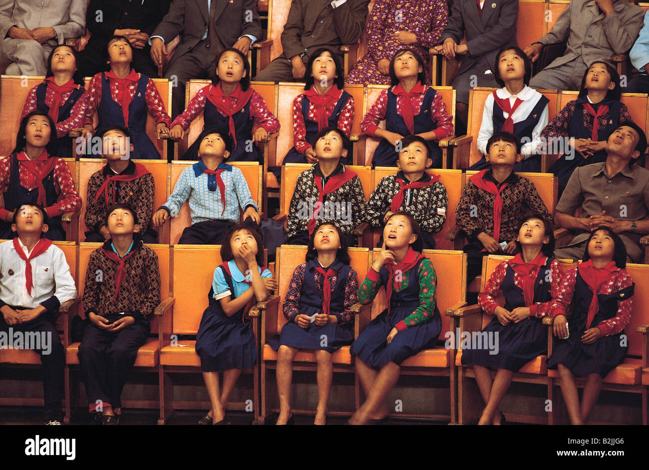 Nordkorea. Pjöngjang. Kinder Zuschauer schauen nach oben (beobachten Akrobaten). Stockfoto