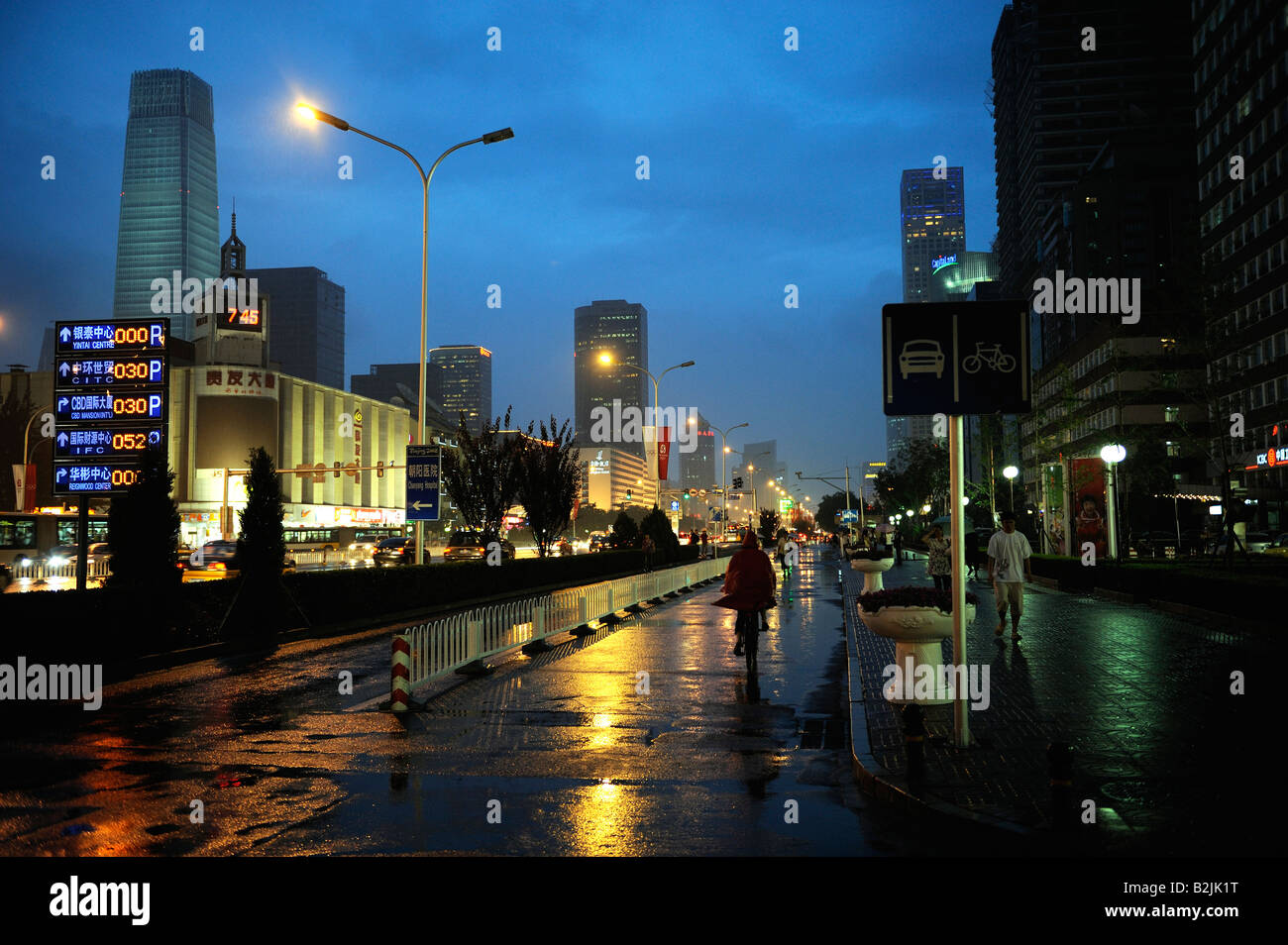 Osten Changan Avenue in Peking, China Nacht. 31. Juli 2008 Stockfoto