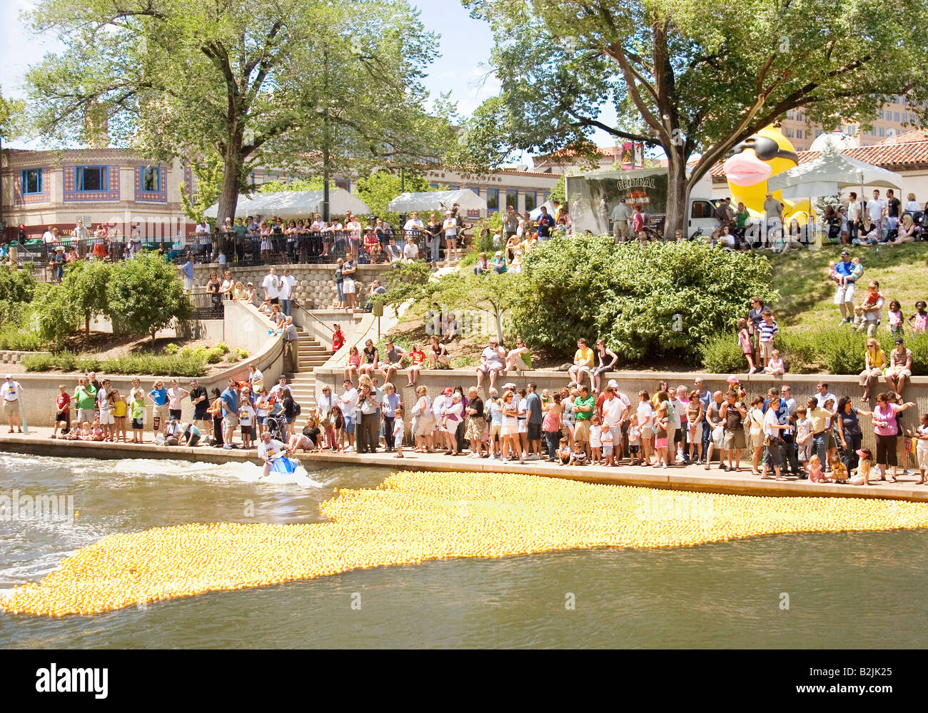 Hunderte von Zuschauern zu sammeln für das jährliche Duck Derby für wohltätige Zwecke auf Brush Creek in der Plaza. Kansas City, Missouri, USA. Stockfoto