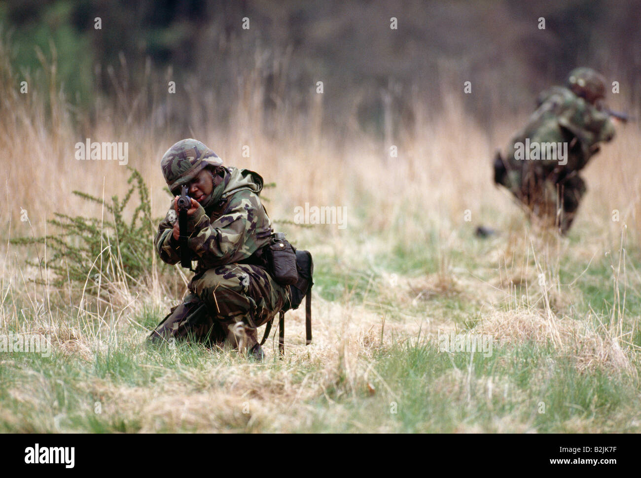 US-Soldat auf Manöver im Feld Stockfoto