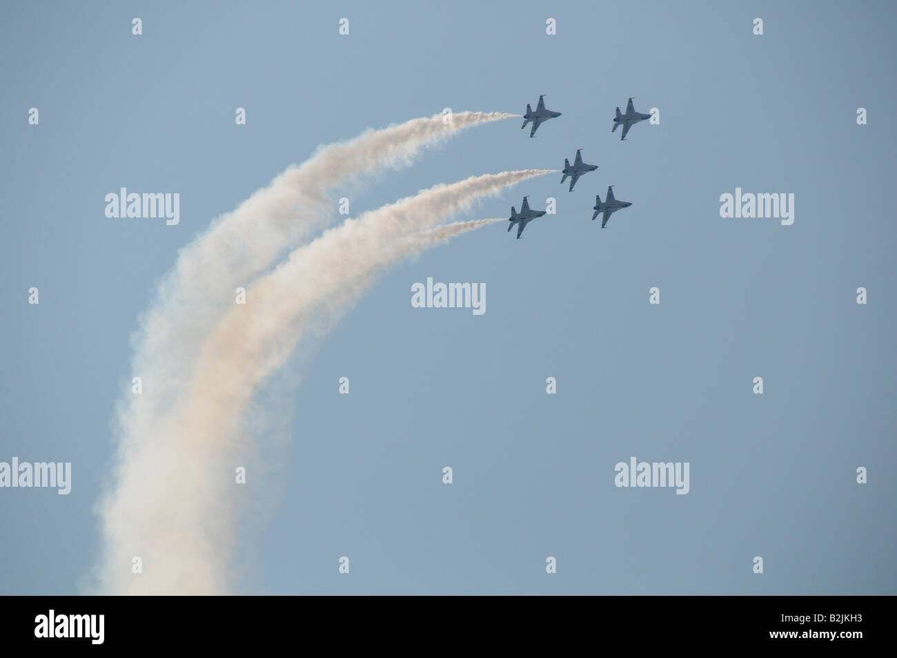 Die uns Air Force Thunderbirds Air Demonstration Squadron Thunderbirds USAF F-16 Jets setzen auf einer Ausstellung in Rochester, NY. USA. Stockfoto