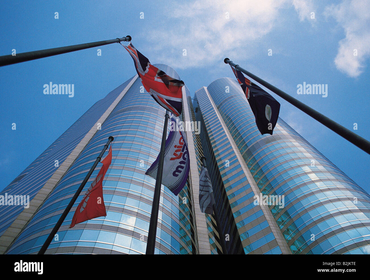 Niedrigen Winkel Blick auf Hong Kong Börse Gebäude mit Flaggen Stockfoto
