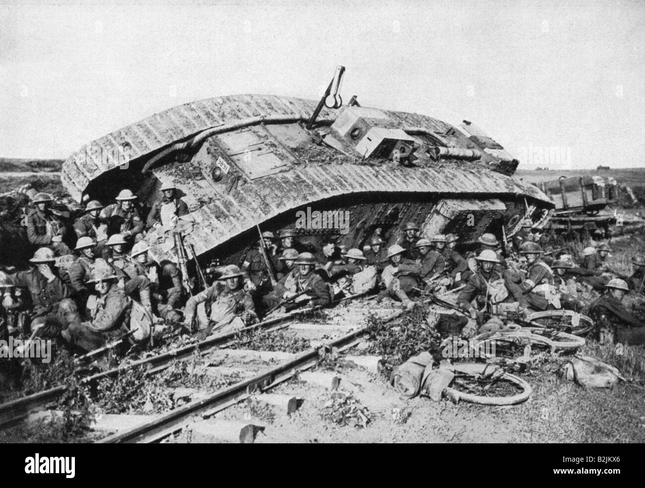 Ereignisse, Erster Weltkrieg/erster Weltkrieg, Westfront, britischer Soldat, der neben einem versteckten Panzer Mark IV, Frankreich, 1918 ruht, Stockfoto