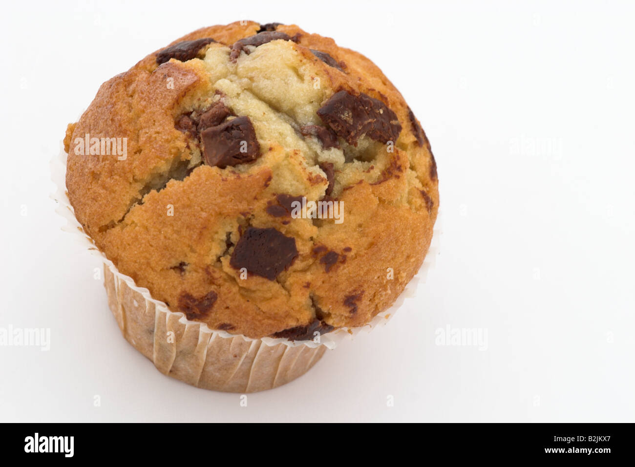 Nahaufnahme eines einzelnen Chocolate Chip Muffin vor weißem Hintergrund Stockfoto